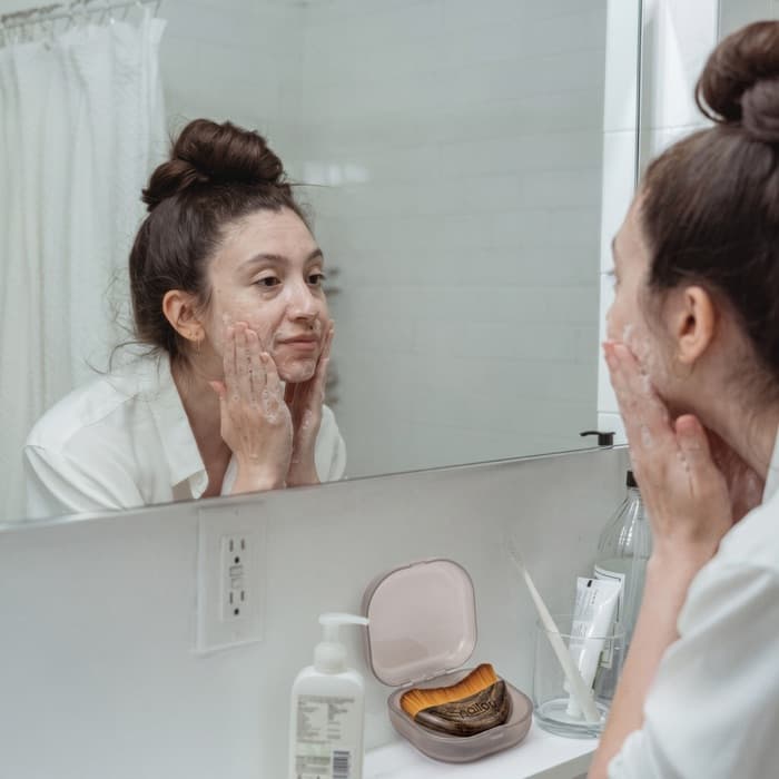 Peau propre, sèche ou légèrement humide, avant le geste