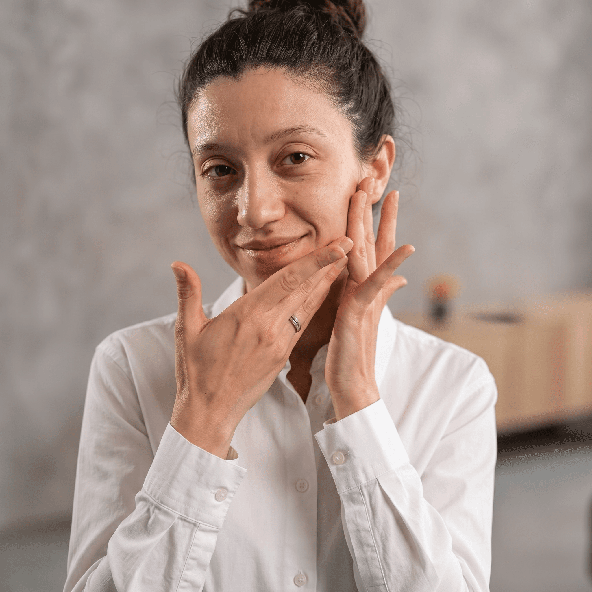 Femme au visage détendu et souriant, après le geste